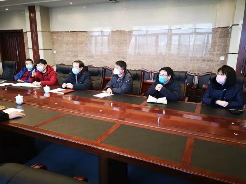 张嘉学和学校相关部门负责人汇报我校疫情防控工作开展情况