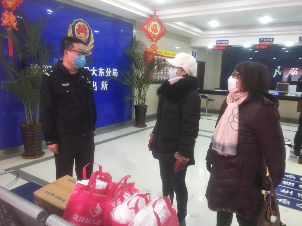 民建沈阳大学总支部慰问大东区洮昌派出所民警、辅警