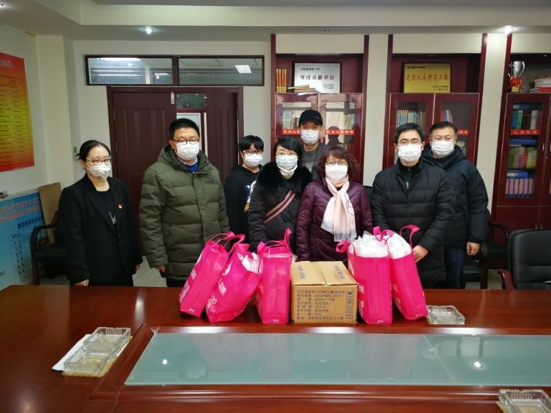 民建沈阳大学总支部慰问大东区津桥街道工作人员