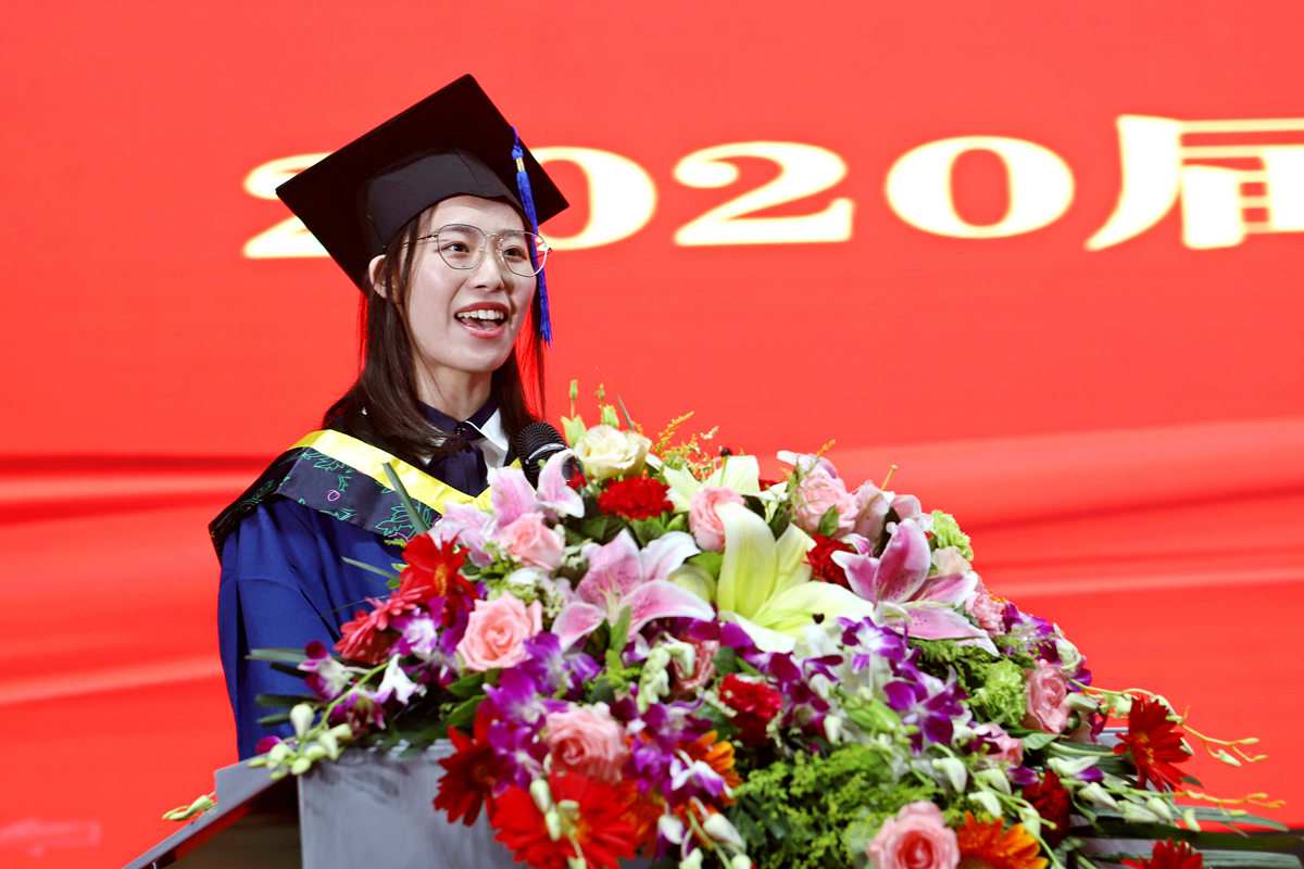 音乐与传媒学院赴西藏国家西部计划志愿者唐菱梓、师范学院小学教育专业宋慧莹分别代表本科、硕士毕业生发表讲话