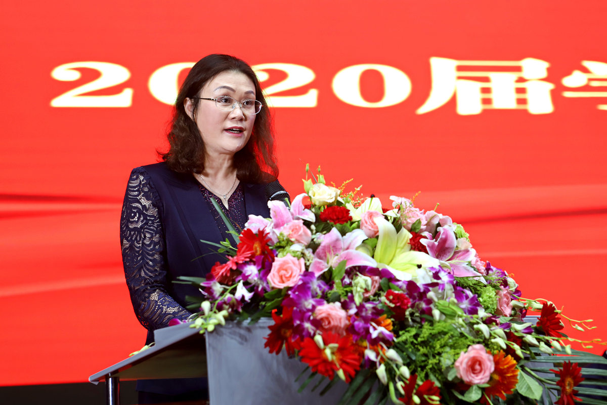 副校长王淑梅宣读《沈阳大学2020届学生准予毕业和授予学士学位及硕士学位的决定》