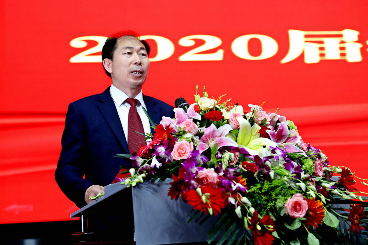 校党委副书记王明友宣读辽宁省优秀毕业生名单