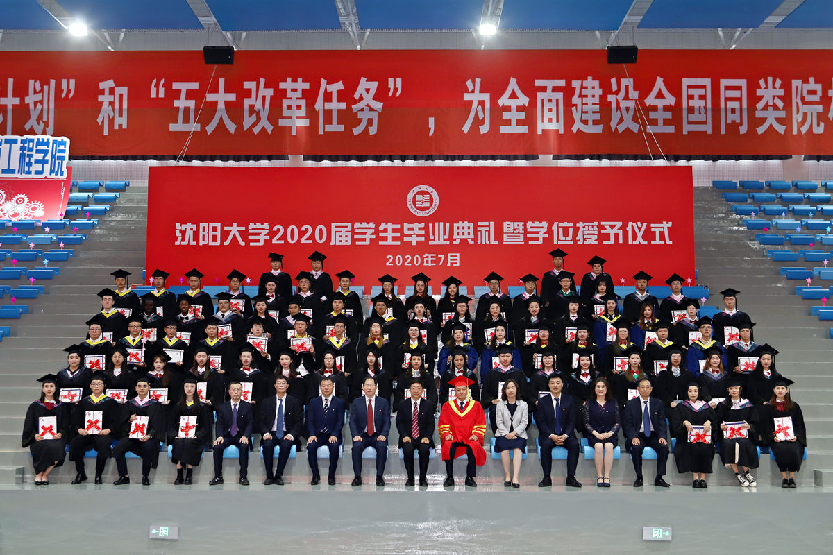 校领导与毕业生代表合影