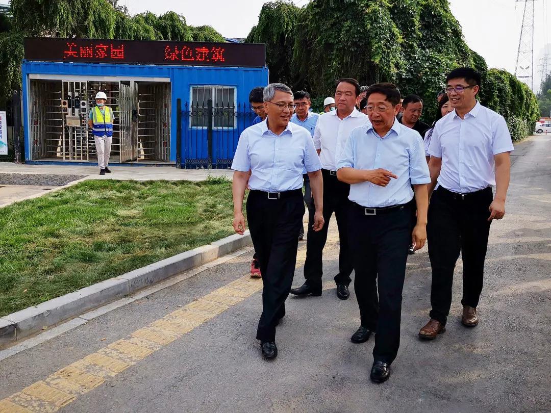刘晓东督导我校图书馆新建工程防汛工作