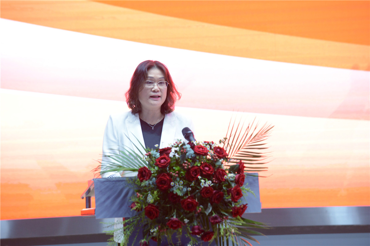 副校长王淑梅主持开、闭幕式