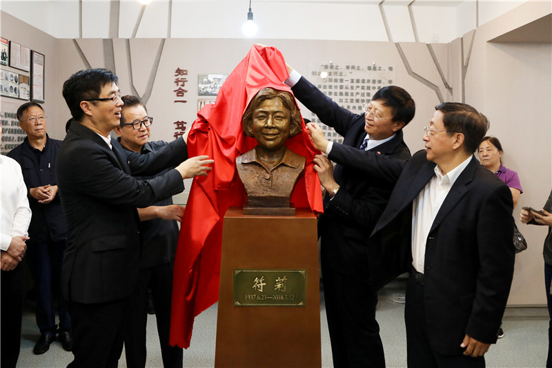 苏文捷、赵彦志、张立波、鞠秀礼为符莉教授铜像揭幕
