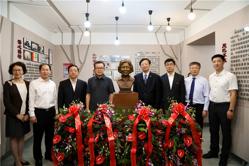 与会嘉宾与铜像合影