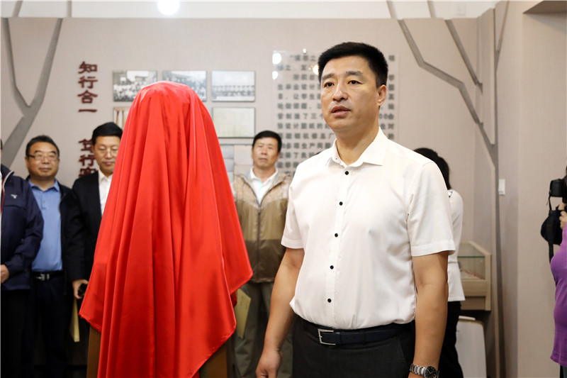 王晓初主持仪式