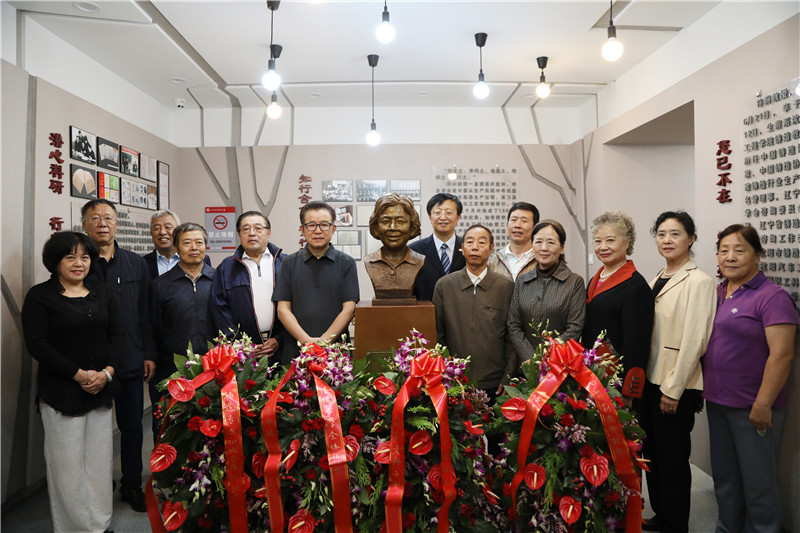 校友代表与铜像合影