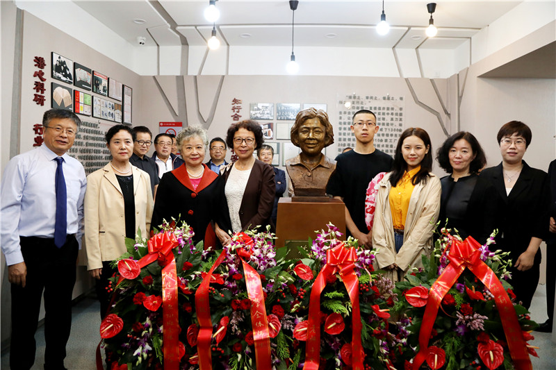 机械工程学院教师、符莉教授家属、校友和在校学生代表向铜像敬献鲜花
