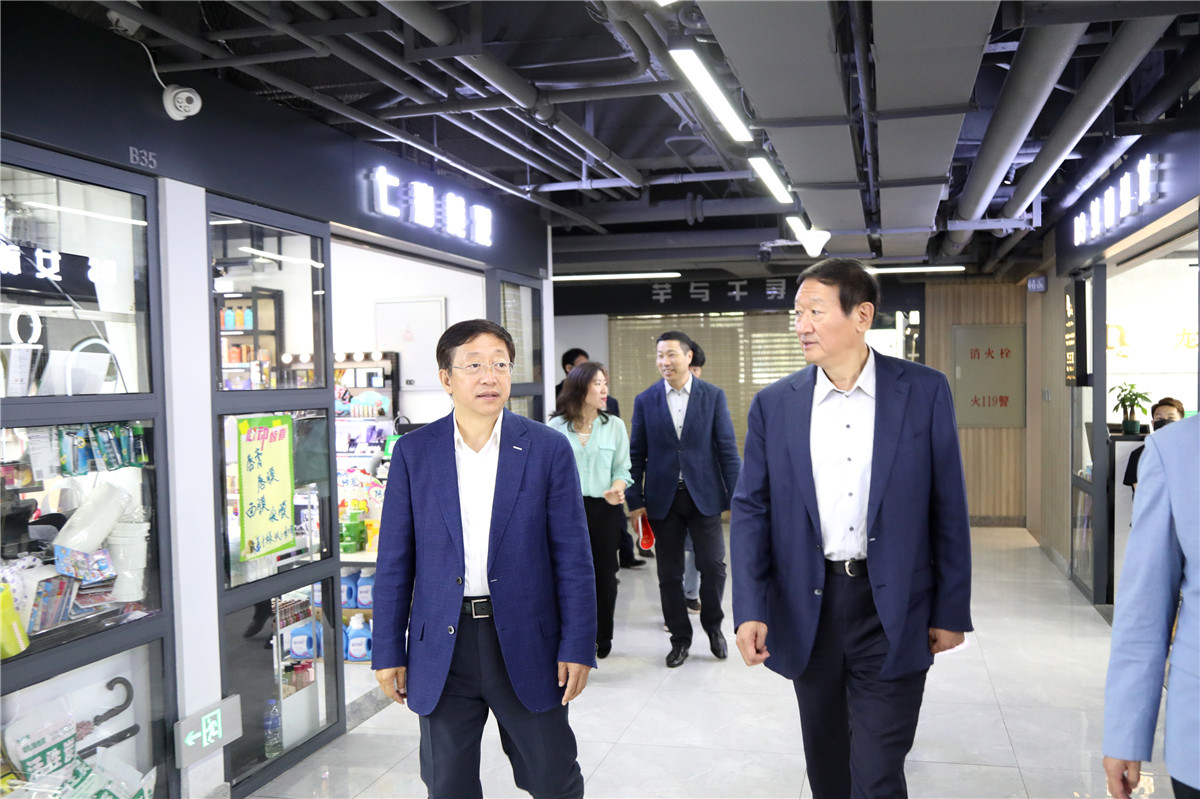 潘利国一行考察师生服务中心商业街