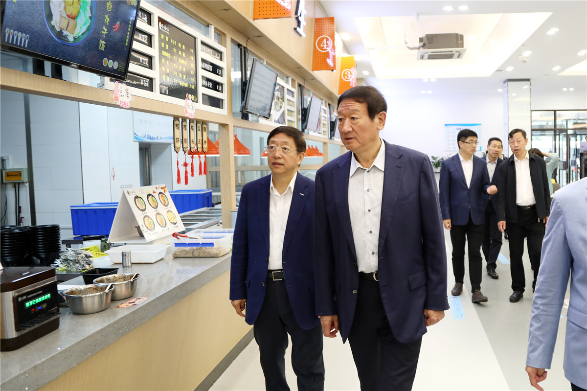 潘利国一行考察北校区一食堂