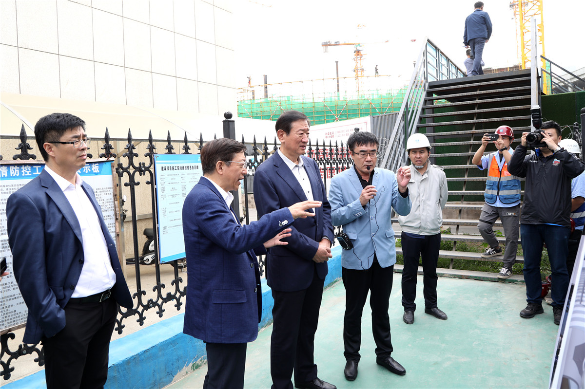 潘利国一行考察新图书馆建设工程现场