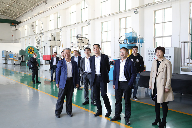 陈敦庸、孙群一行参观机械工程学院学生实习实训中心
