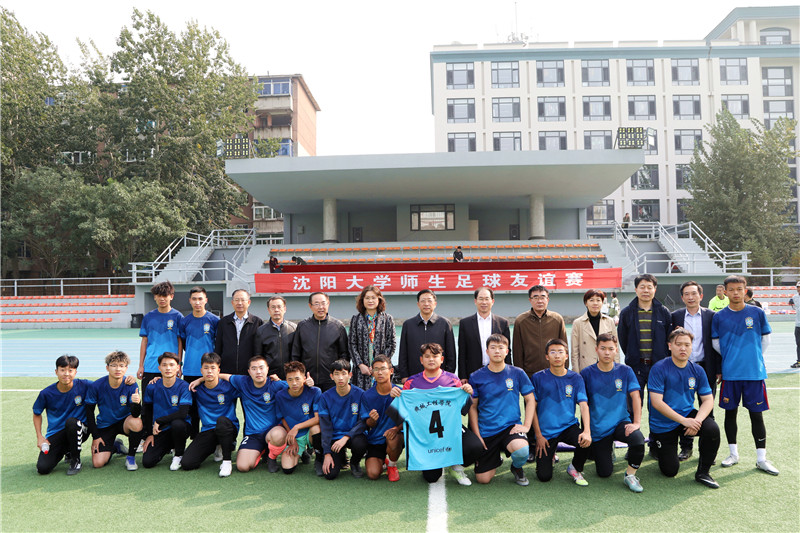 校领导与机械工程学院学生足球队合影