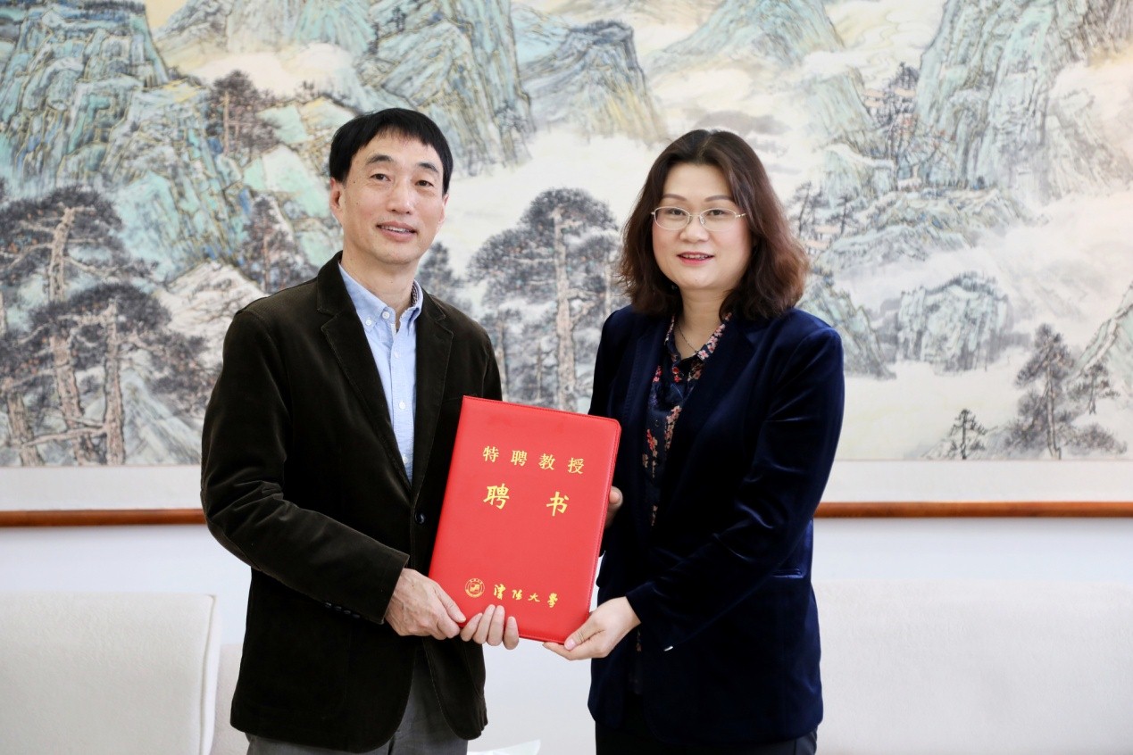 王淑梅为周琪教授颁发沈阳大学特聘教授证书