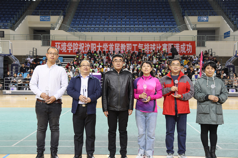 陆庆轩为第四名及并列第五名队伍颁发奖杯