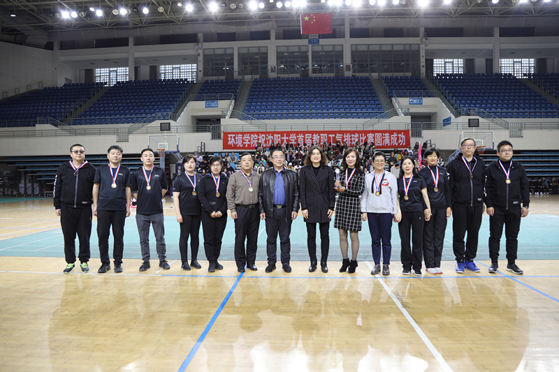 王淑梅、张嘉学为季军建筑工程学院颁发奖杯和奖牌