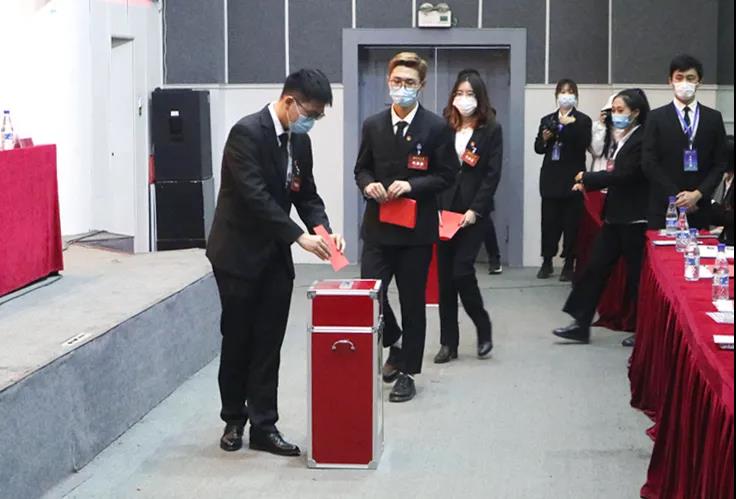 代表选举新一届校学生会主席团成员