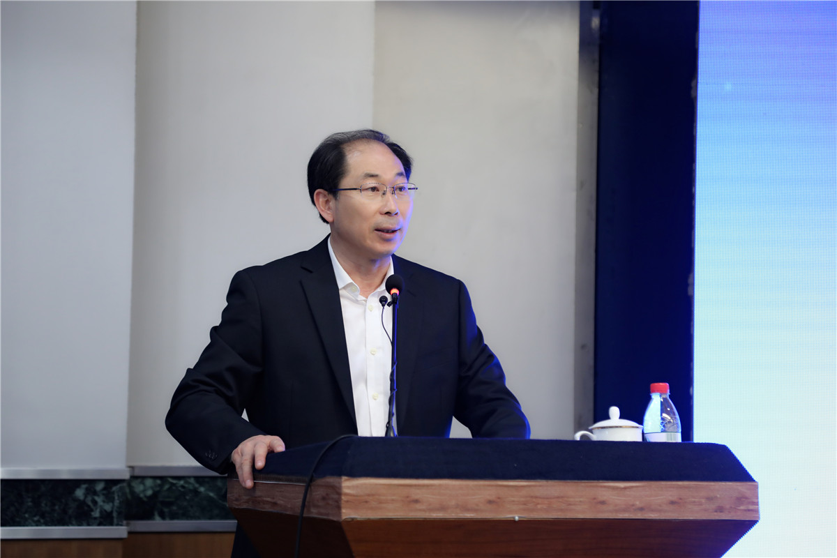 校党委副书记王明友主持大会