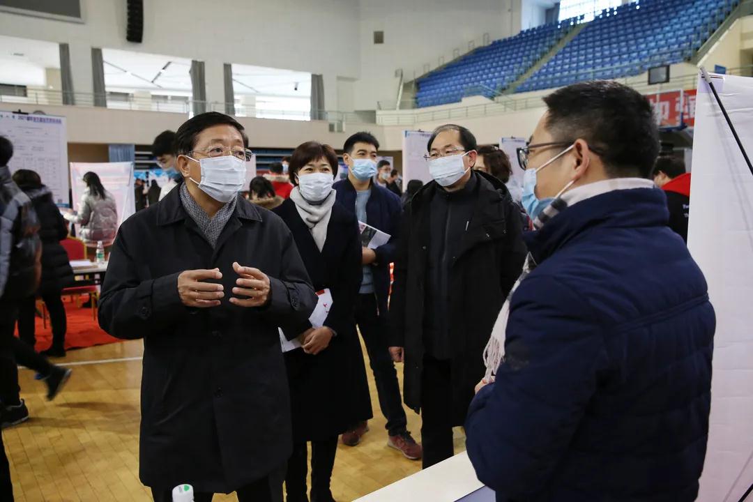 苏文捷与用人单位代表交流