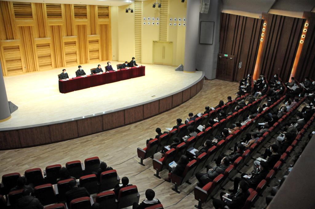 师生代表认真聆听思政课